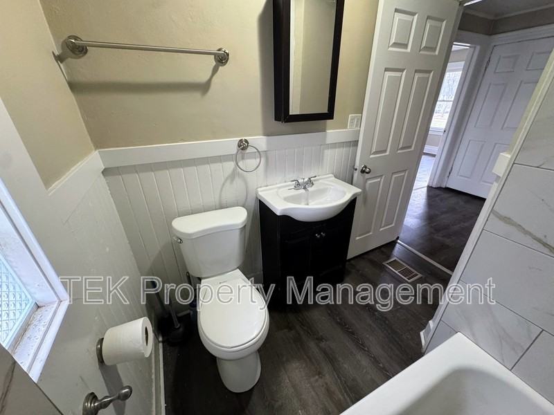 128 Roslyn St - Photo 6 of 7