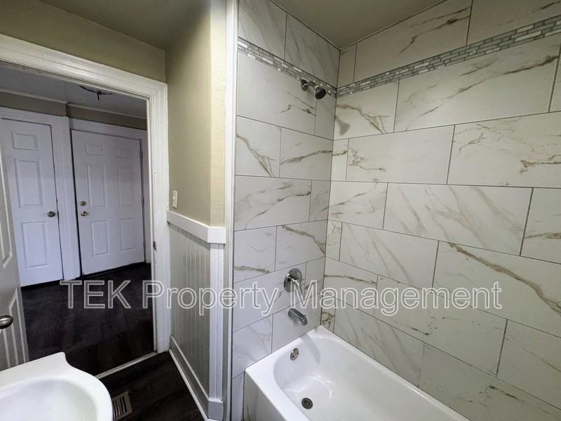 128 Roslyn St - Photo 7 of 7