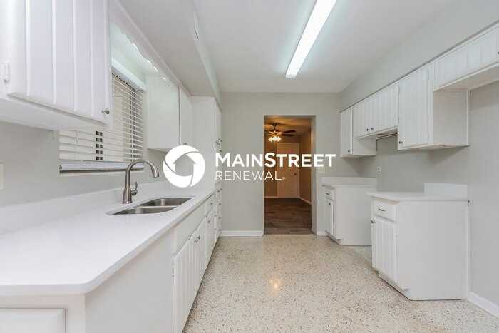 417 Halsey St - Photo 6 of 17