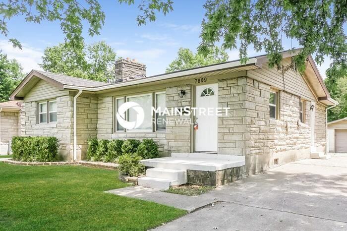 7809 Axtell Ave - Photo 2 of 16