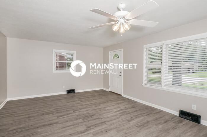 7809 Axtell Ave - Photo 4 of 16