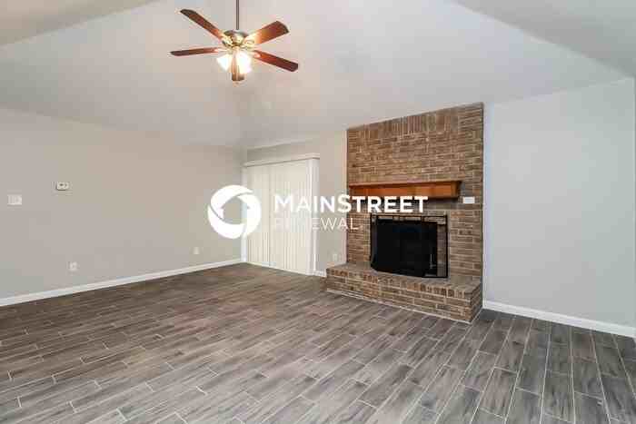 1104 Chapel Hill Dr - Photo 5 of 16