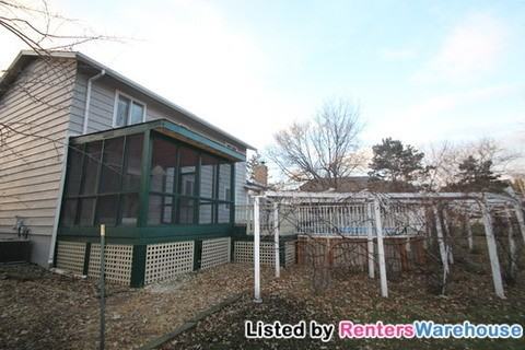 4204 Victoria St N - Photo 2 of 15