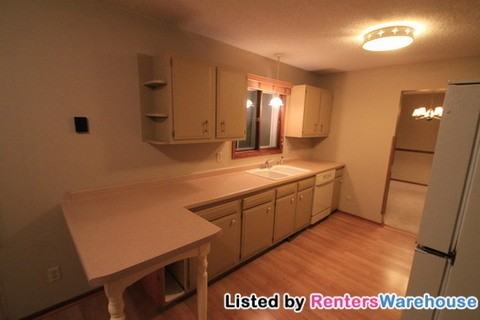 4204 Victoria St N - Photo 4 of 15