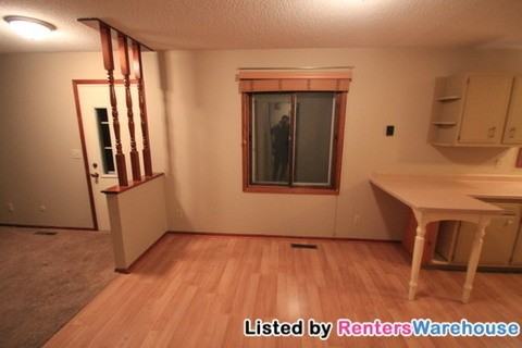 4204 Victoria St N - Photo 5 of 15