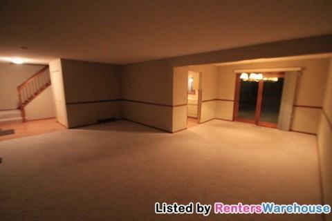 4204 Victoria St N - Photo 7 of 15