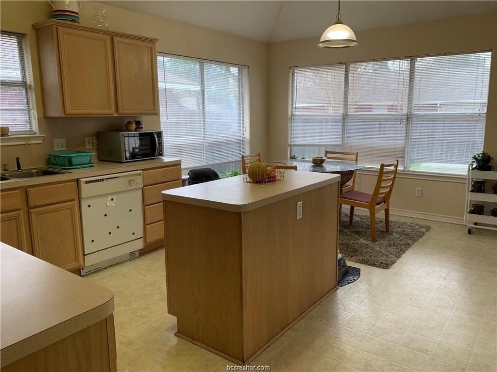 2403 Carnation Ct - Photo 4 of 14