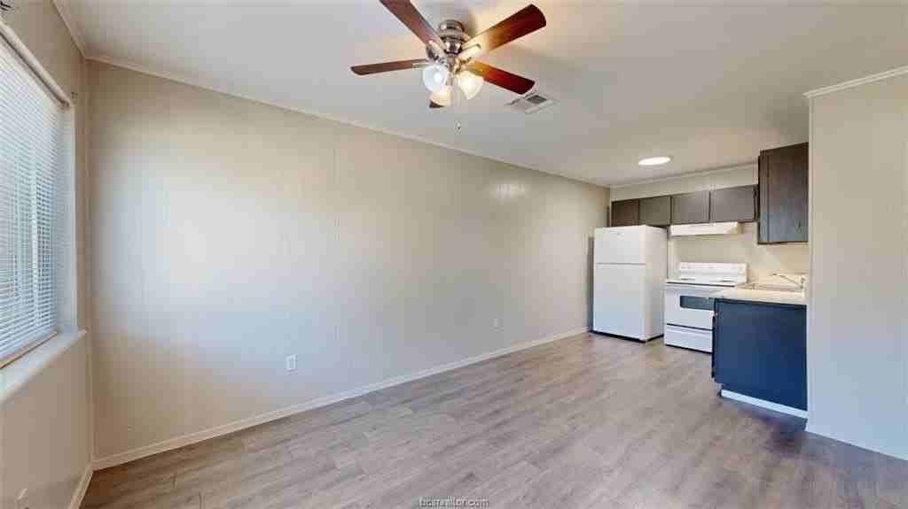 208 Lynn Dr Apt B - Photo 3 of 9