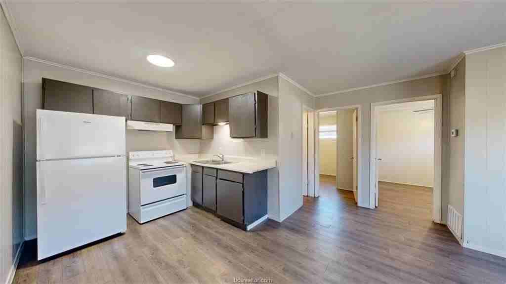 208 Lynn Dr Apt B - Photo 4 of 9