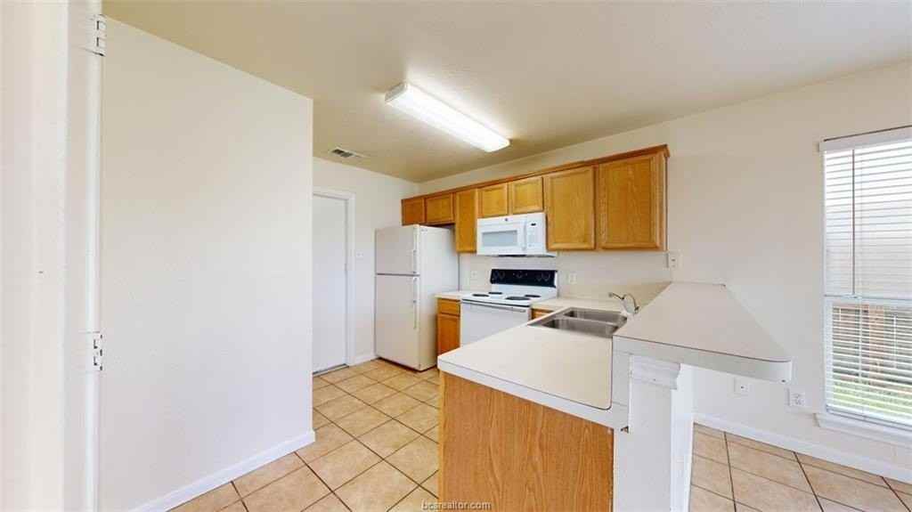 915 Bougainvillea St - Photo 7 of 36