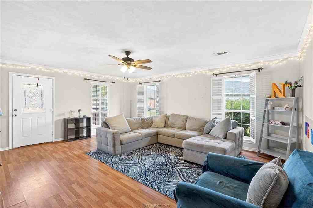 1308 Roanoke Ct - Photo 2 of 34