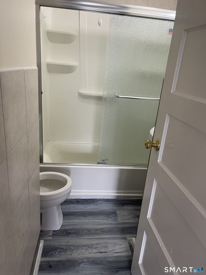 1727 Barnum Ave Apt 2c - Photo 2 of 4