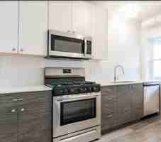 featured image of 1704 W Glenlake Ave