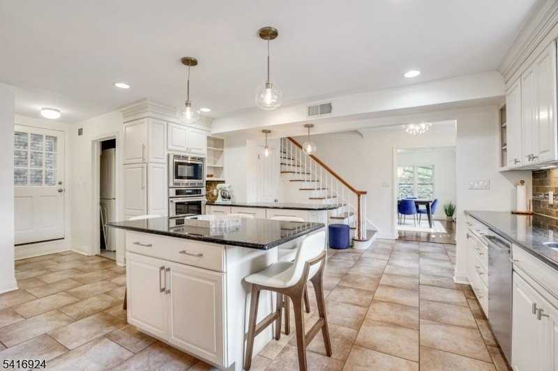 304 Forest Dr S - Photo 2 of 24