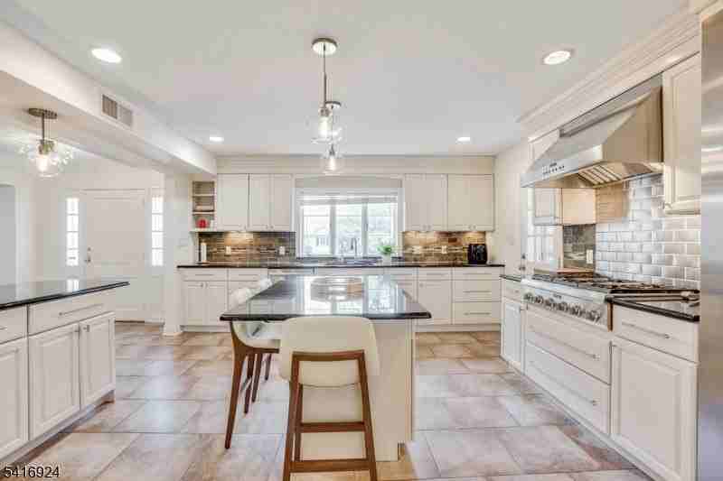 304 Forest Dr S - Photo 4 of 24