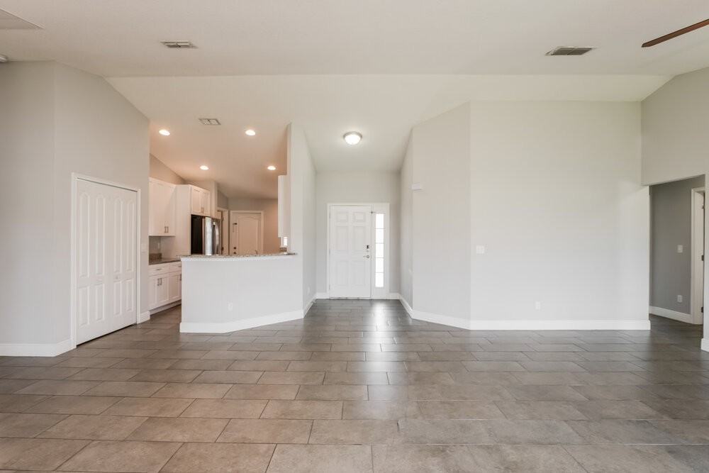 433 Bloomfield Dr - Photo 3 of 16