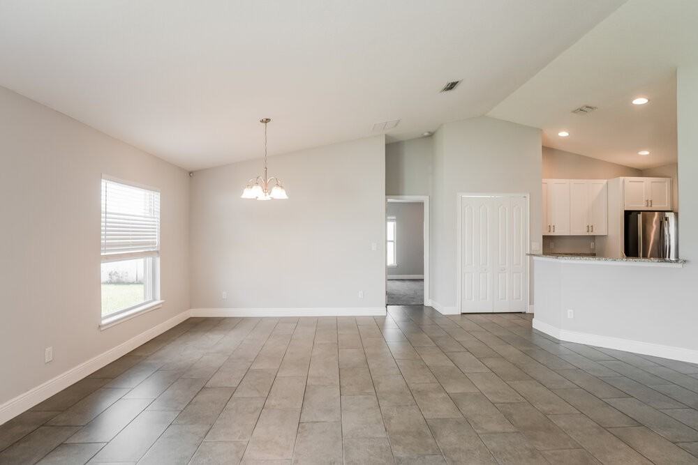 433 Bloomfield Dr - Photo 4 of 16