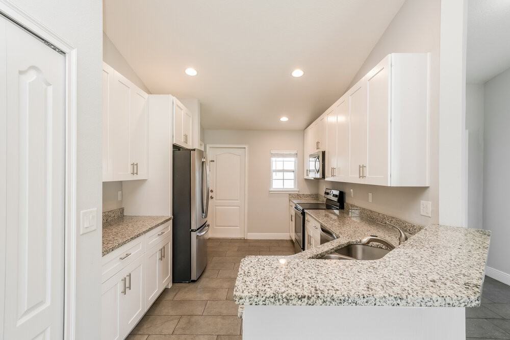 433 Bloomfield Dr - Photo 6 of 16