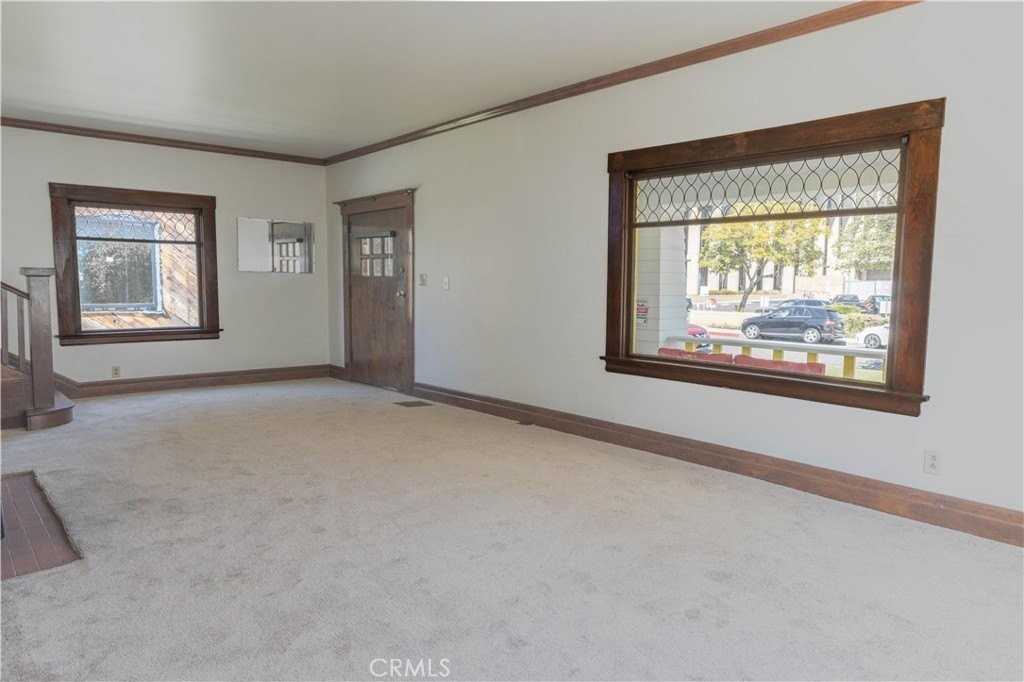 321 S 2nd St - Photo 4 of 30