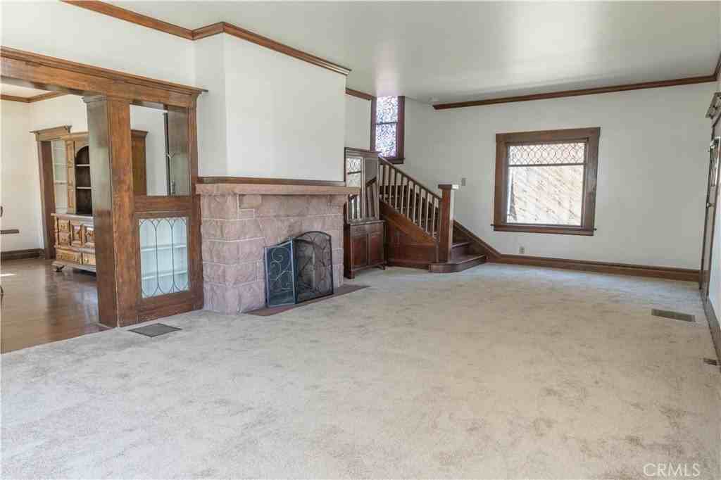 321 S 2nd St - Photo 5 of 30