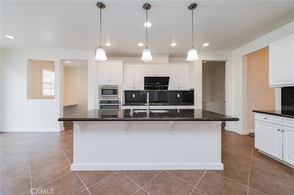 5774 Meeker Dr - Photo 7 of 48