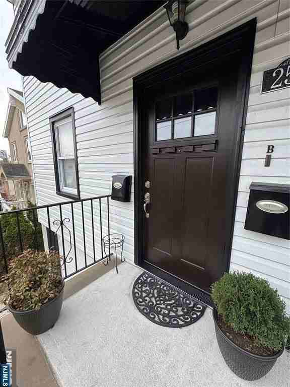 256 Coolidge Ave - Photo 4 of 22