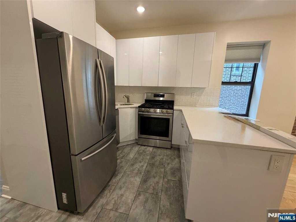 84 Van Wagenen Ave Apt 2r - Photo 5 of 14