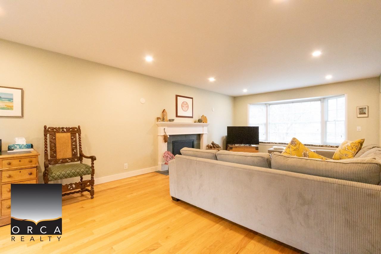 3822 Lynn Valley Rd - Photo 3 of 39