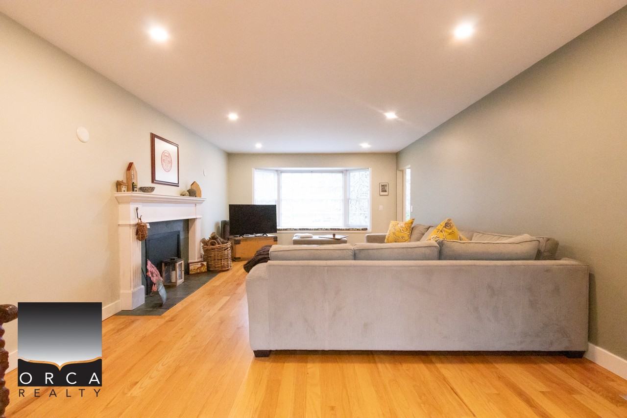 3822 Lynn Valley Rd - Photo 4 of 39