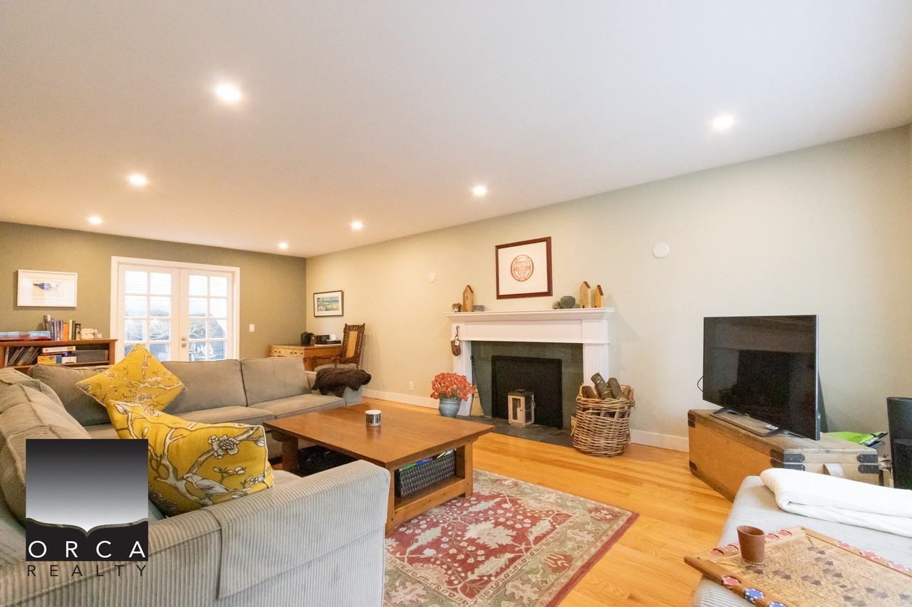 3822 Lynn Valley Rd - Photo 5 of 39