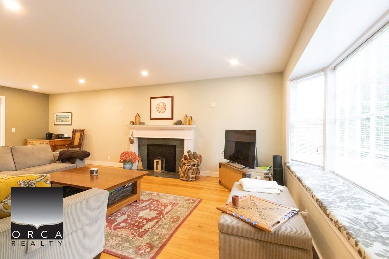 3822 Lynn Valley Rd - Photo 6 of 39