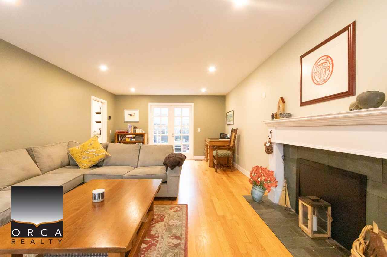 3822 Lynn Valley Rd - Photo 7 of 39