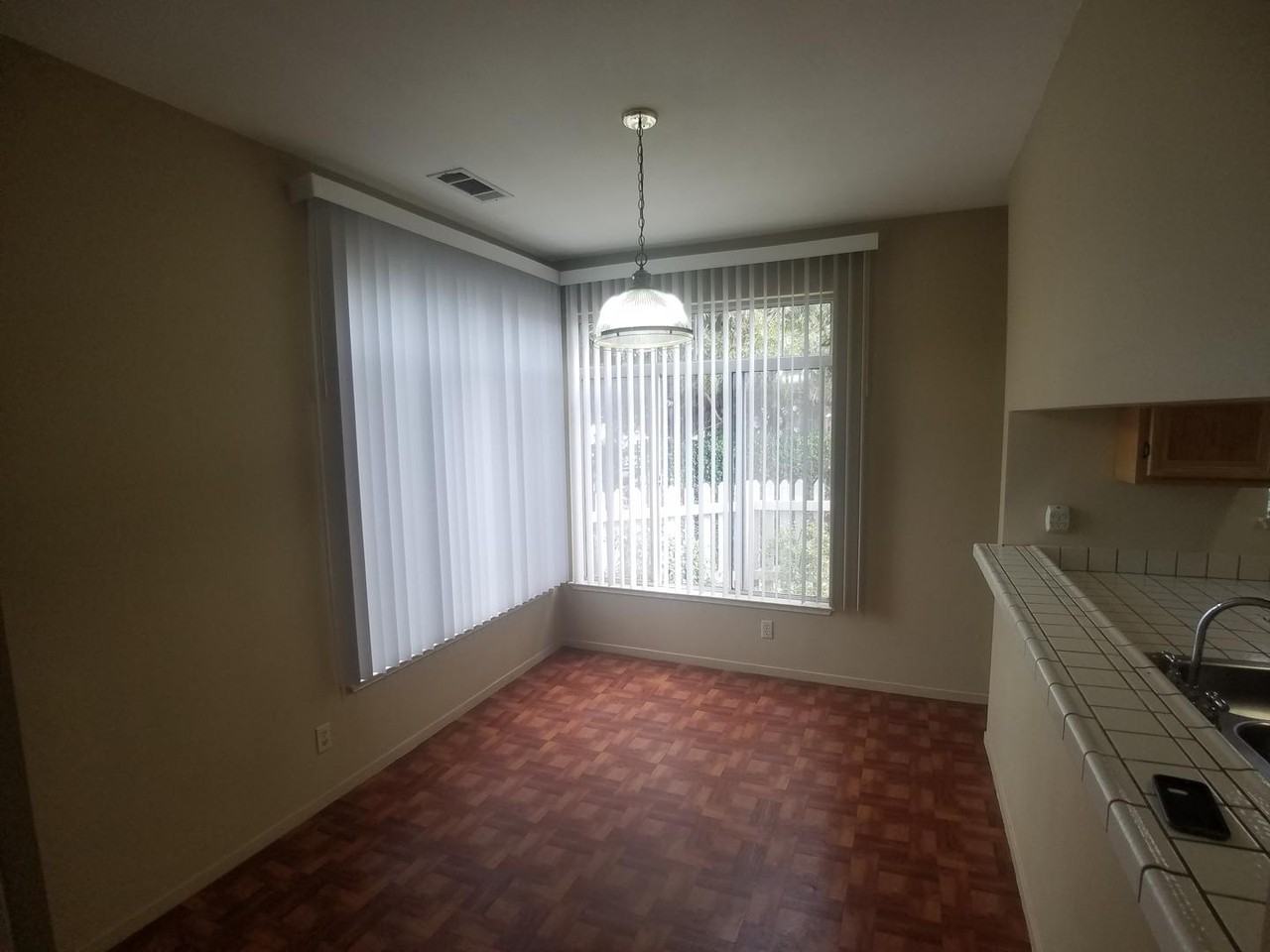 310 Commodore Dr - Photo 5 of 20