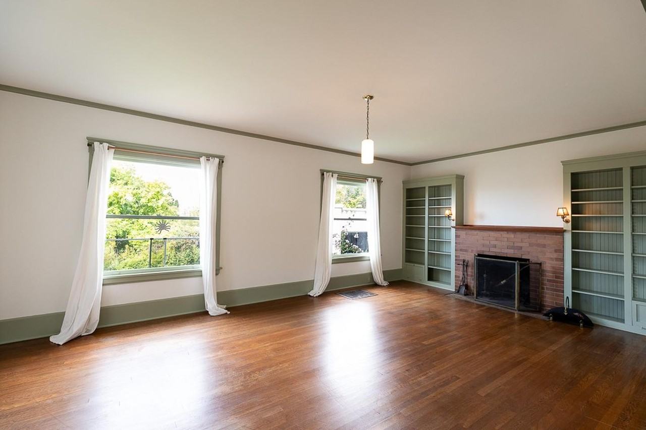 1062 Mariposa Ave - Photo 2 of 33