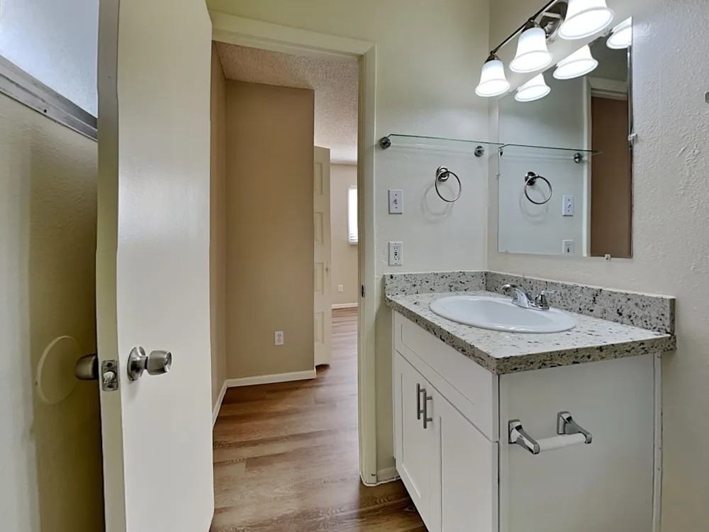 4621 West Luke Avenue - Photo 3 of 8