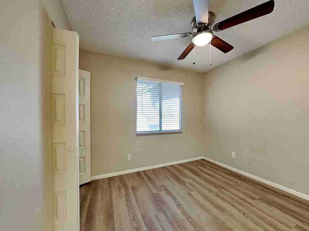 4621 West Luke Avenue - Photo 2 of 8