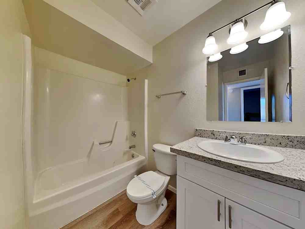 4621 West Luke Avenue - Photo 5 of 8