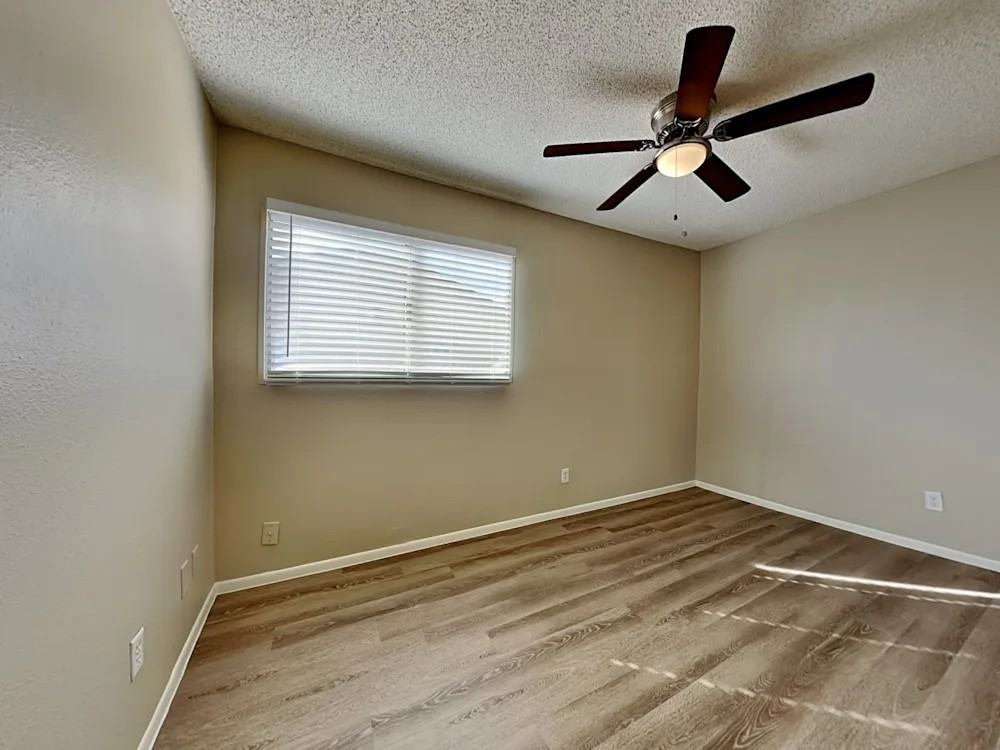 4621 West Luke Avenue - Photo 6 of 8