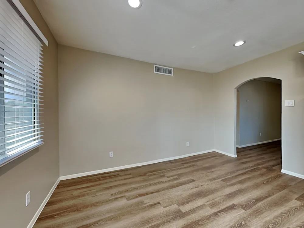 4621 West Luke Avenue - Photo 4 of 8