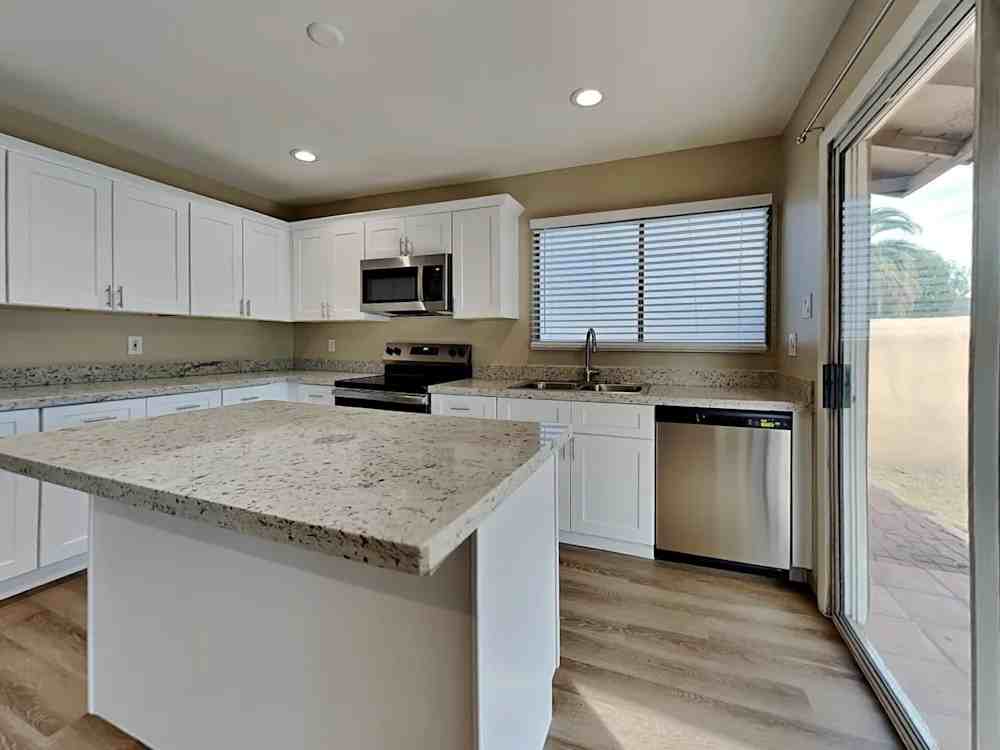 4621 West Luke Avenue - Photo 7 of 8