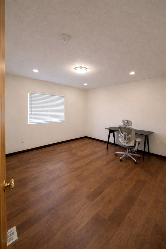 1361 1/2 W Adams Blvd - Photo 4 of 10