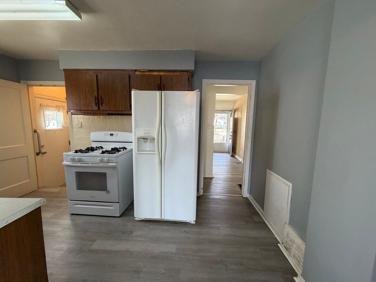 1090 Hartford Ave - Photo 5 of 15