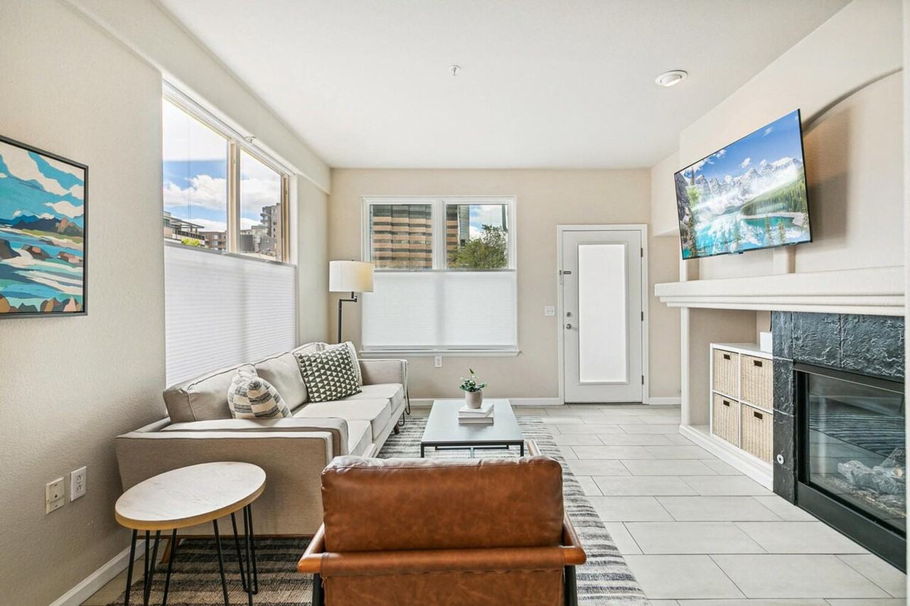 1727 N Pearl St #1221774P - Photo 2 of 32