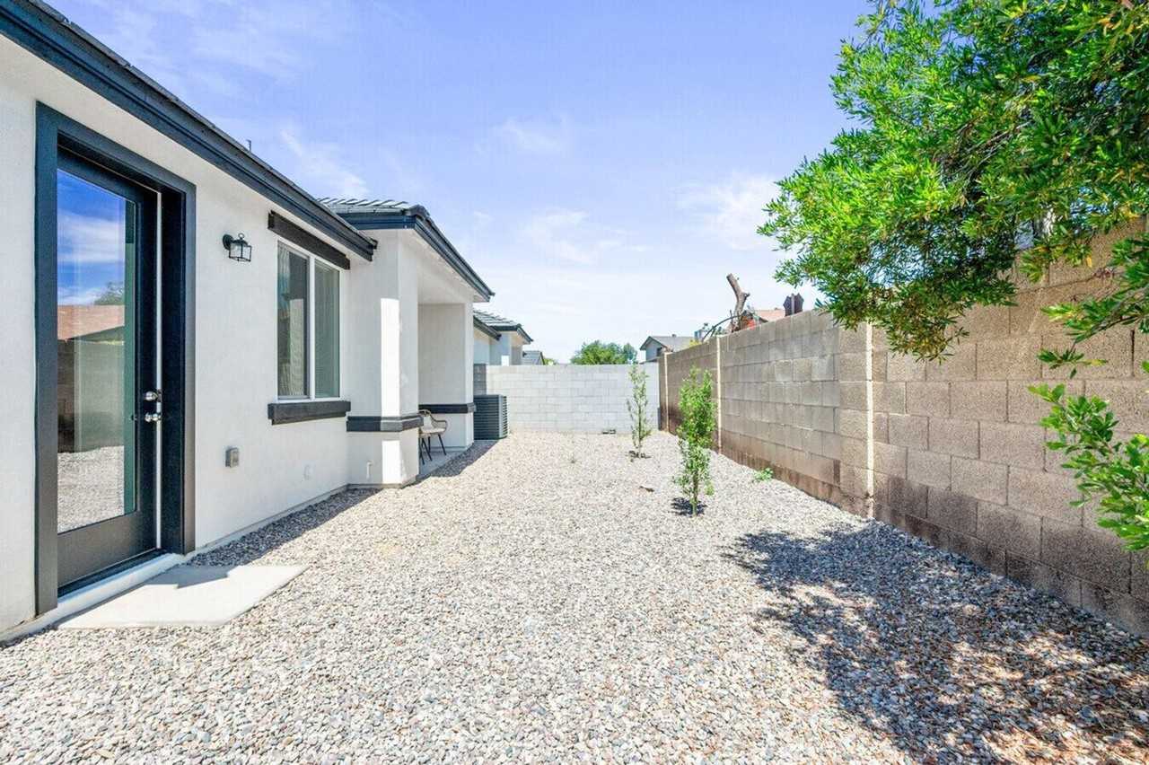 6606 West Paradise Lane - Photo 4 of 38