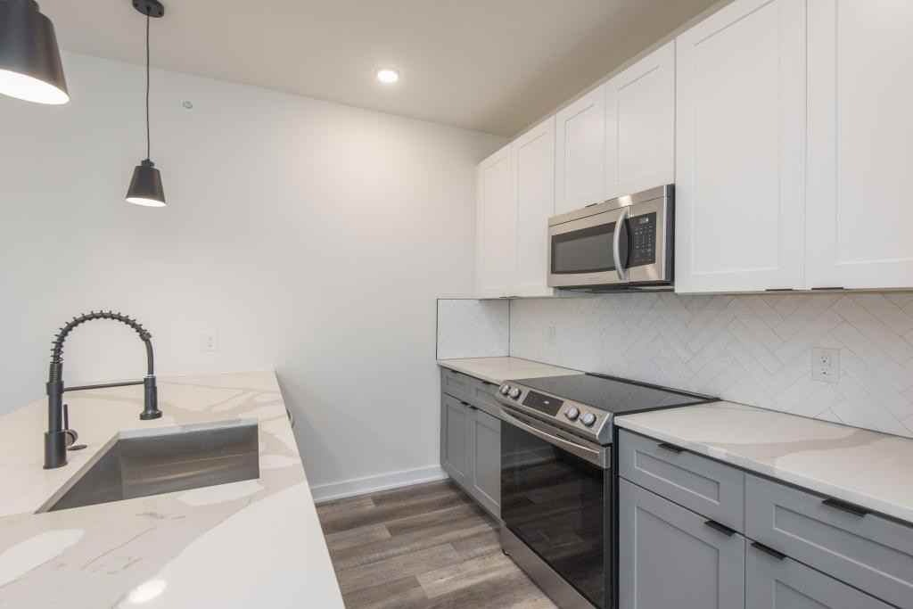 913 S 51st St - Photo 7 of 18