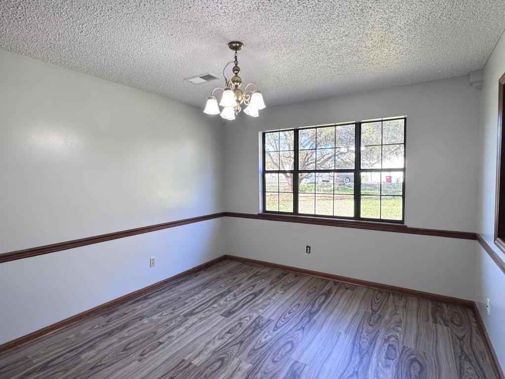 111 Rainbow Ave - Photo 4 of 17