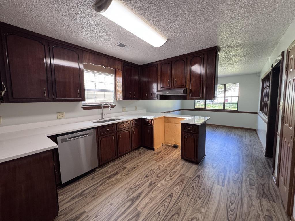 111 Rainbow Ave - Photo 6 of 17