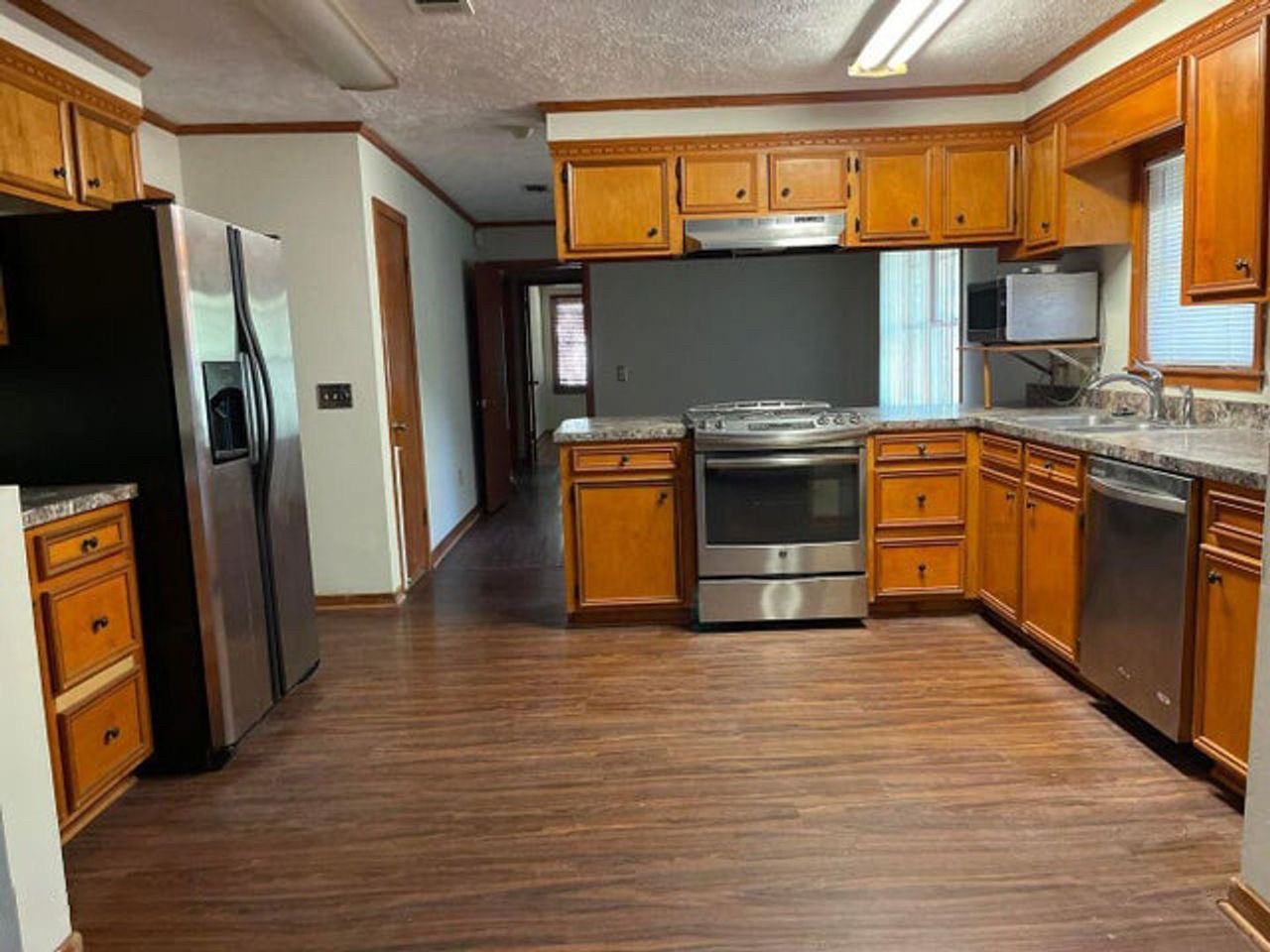 Clinton Cir - Photo 4 of 6