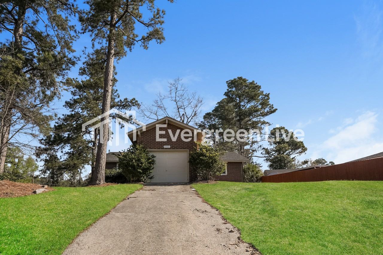 2211 Buckingham Dr - Photo 2 of 15