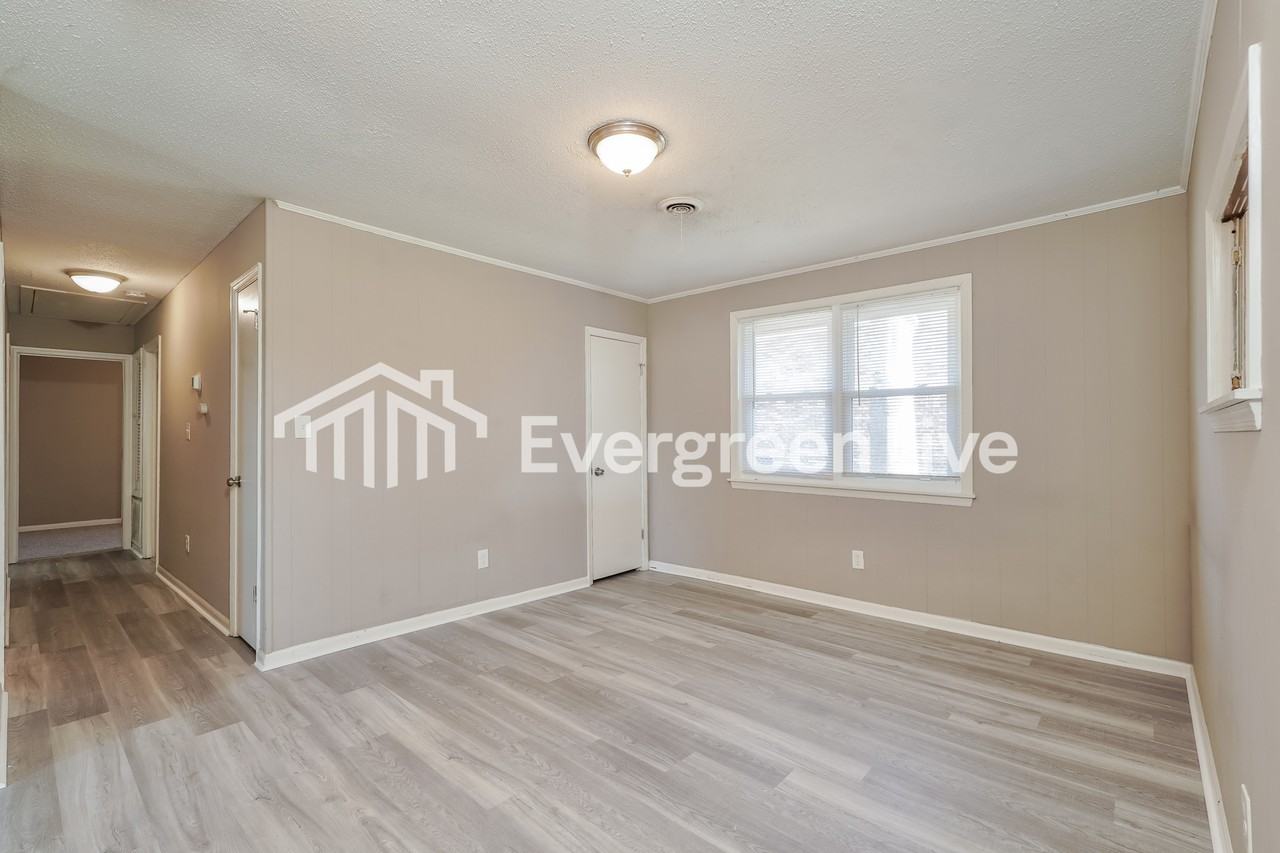 2211 Buckingham Dr - Photo 4 of 15